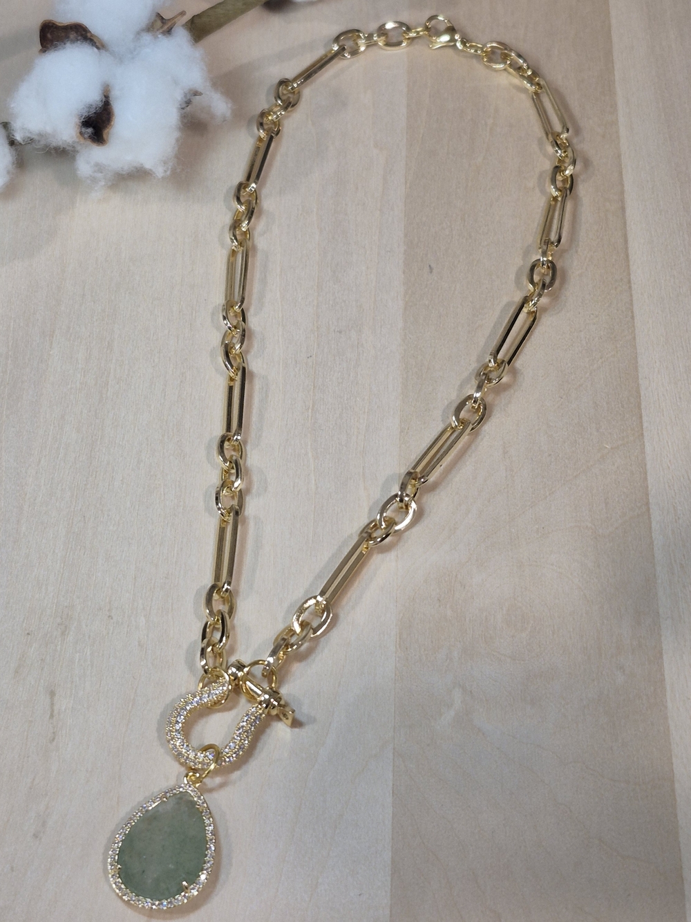 💚💛NEW💚💛 STUNNING!! PaperClip Green Natural Stone And CZ Horseshoe Necklace - Picture 2 of 13